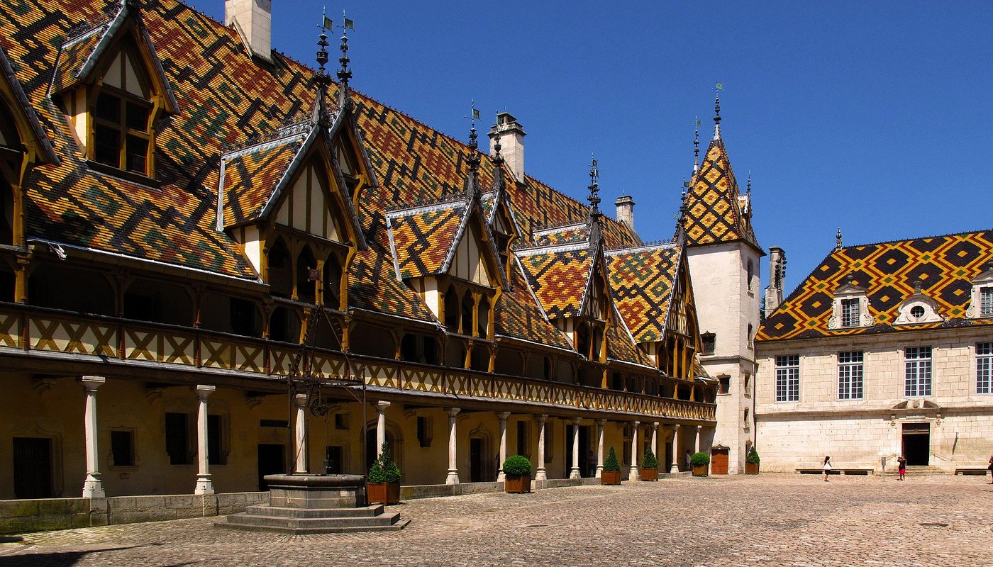 Hotel-dieu-courtyard